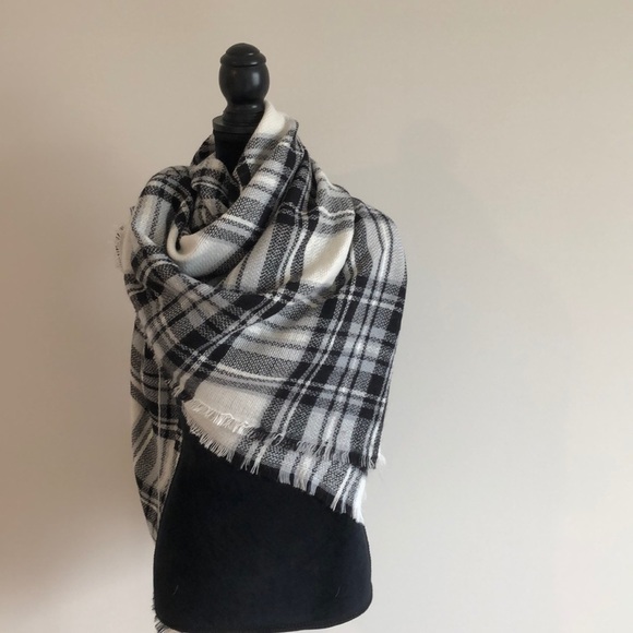 ModCloth blanket scarf white black, and grey B46 - Picture 3 of 8